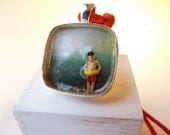 Retro beach pendant with kid (3)