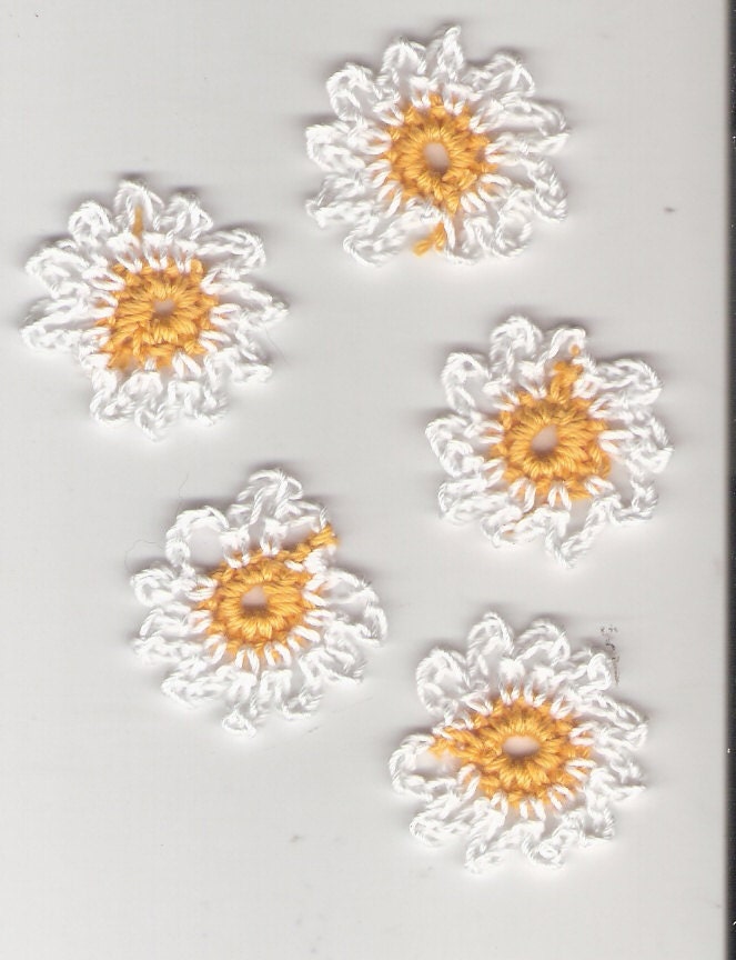 5 crocheted daisies