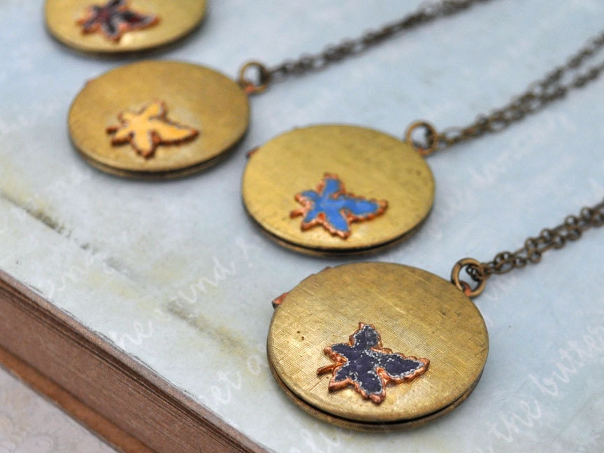 MAPLE LEAVES LOCKET vintage 70s brass locket with enamel brass leaves