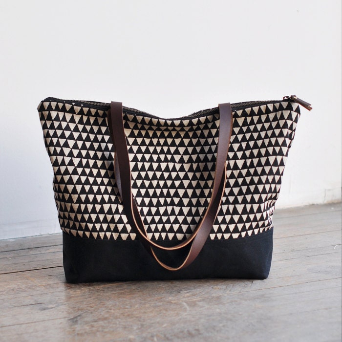 ZIP TOTE - triangle