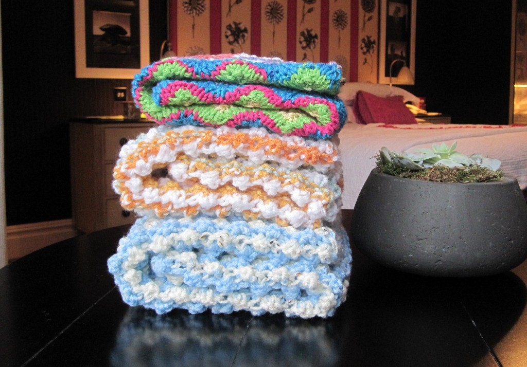 ON SALE knit baby blanket, newborn photo prop, chevron baby blanket, small knitted baby blanket