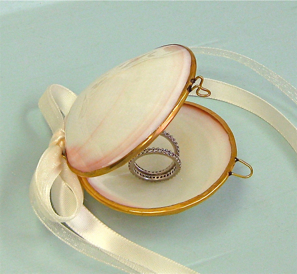 Shell Jewelry Box with Ribbons