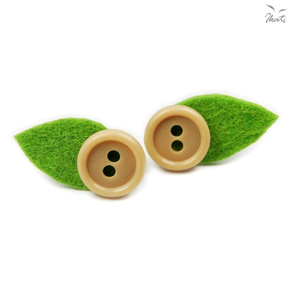 Vintage IVORY FLOWERS button pin-earrings. Flower earrings. Upcycling. Recycling. Felt. Original. Sterling silver. Ear post.