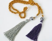 Zijden ketting met kwasten TWO TO TANGO, okergeel-lichtgrijs-purper.