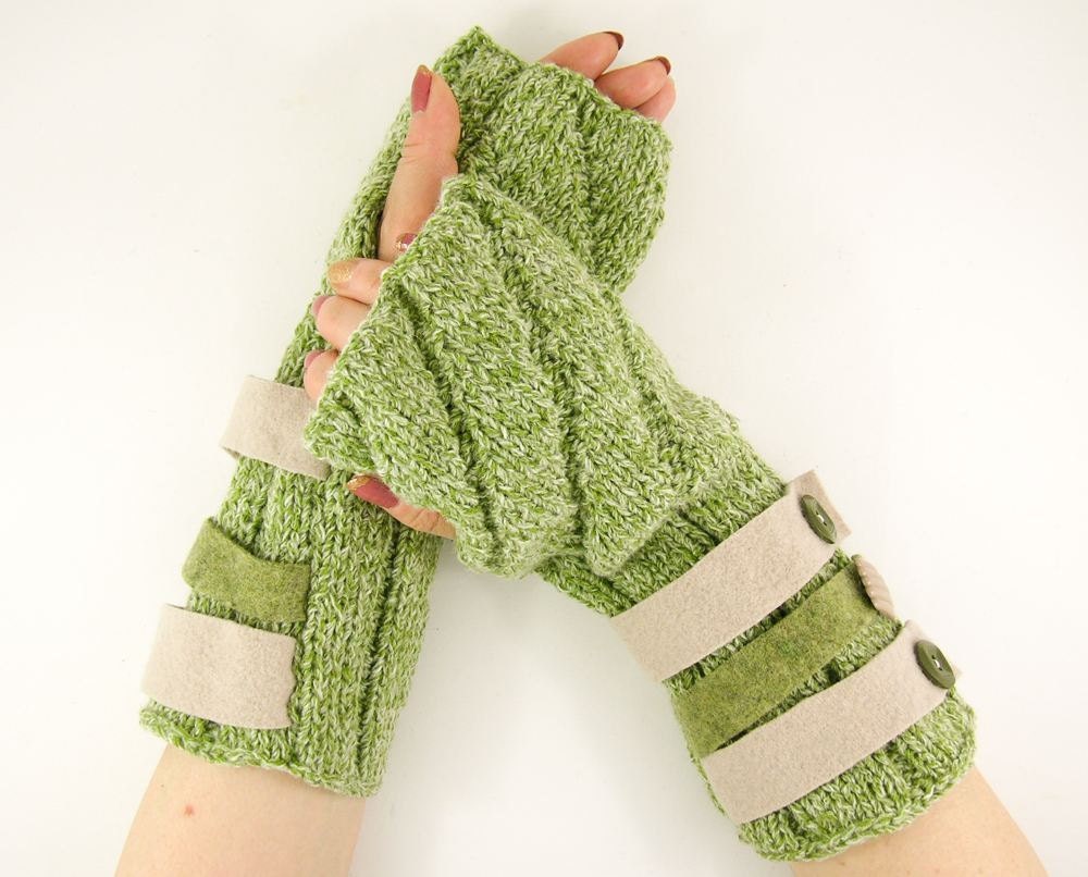 Knit fingerless gloves fingerless mittens arm warmers arm cuffs green retro women men vintage buttons felt straps tagt team