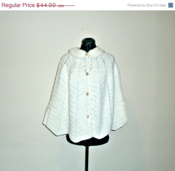 Sale... 1960s poncho / 1960s 60s sweater / vintage knit  / 1960s blouse / 1960s coat  / peter pan collar / cape