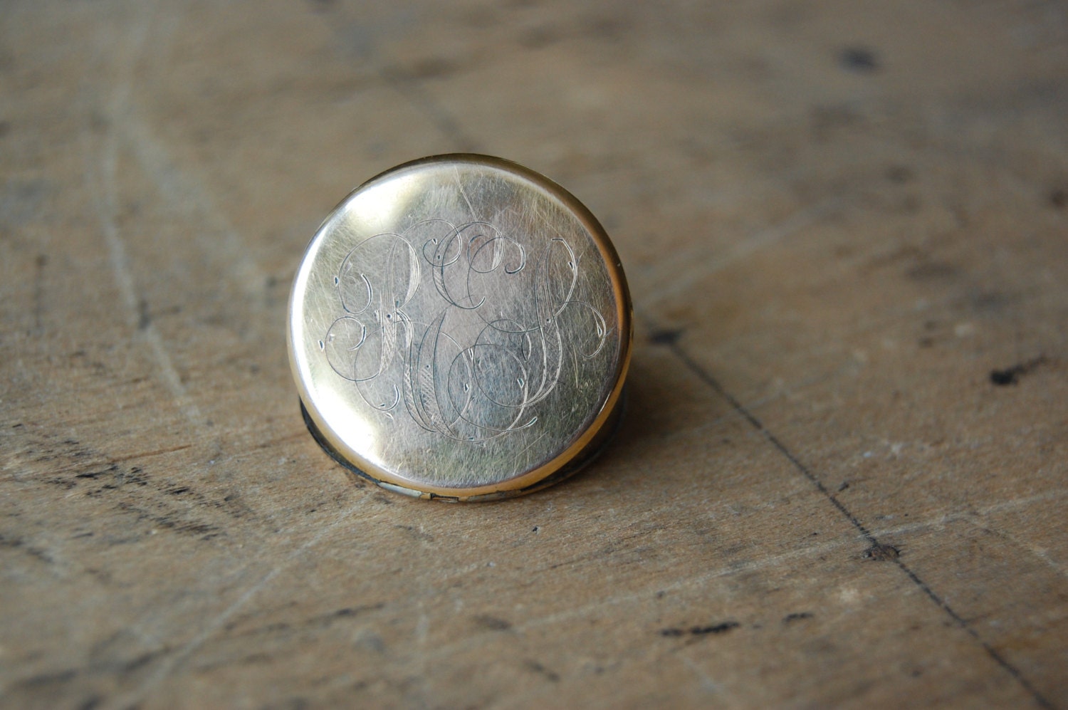 antique round photo locket / 1920s locket / THE STING
