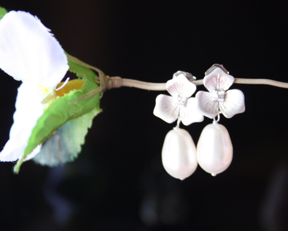 Small flower with freshwater pearl earrings - Sterling Silver wedding bridal jewelry, dainty earrings, birthday gift, Mothers day