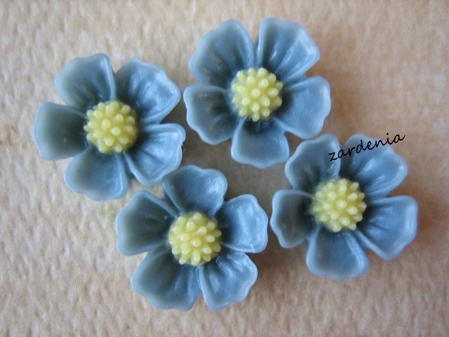 4PCS - Daisy Cabochons - Resin - Gray - 10mm - Findings by ZARDENIA