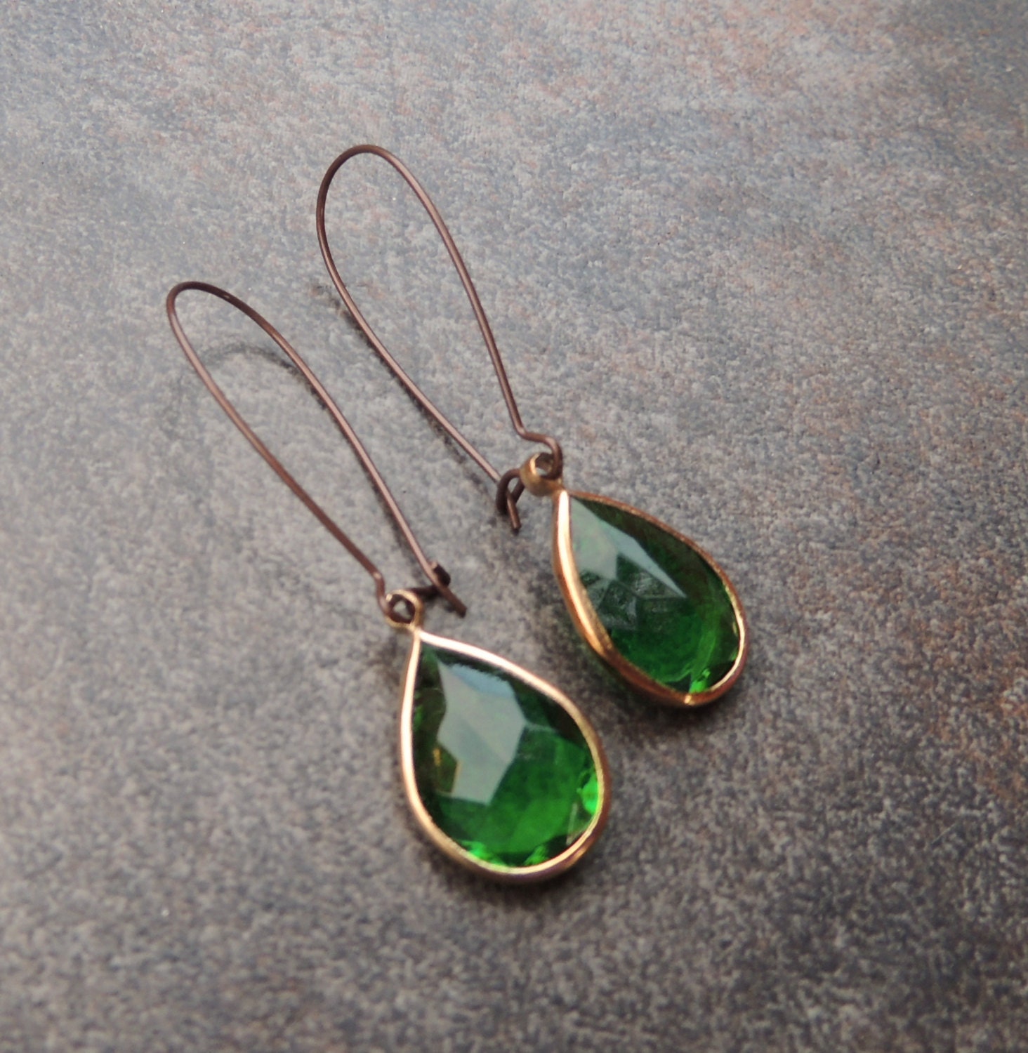 Emerald green earrings, Green lucite earrings, Emerald faceted earrings, Green dangle earrings, Vintage green earrings, Rosalyn