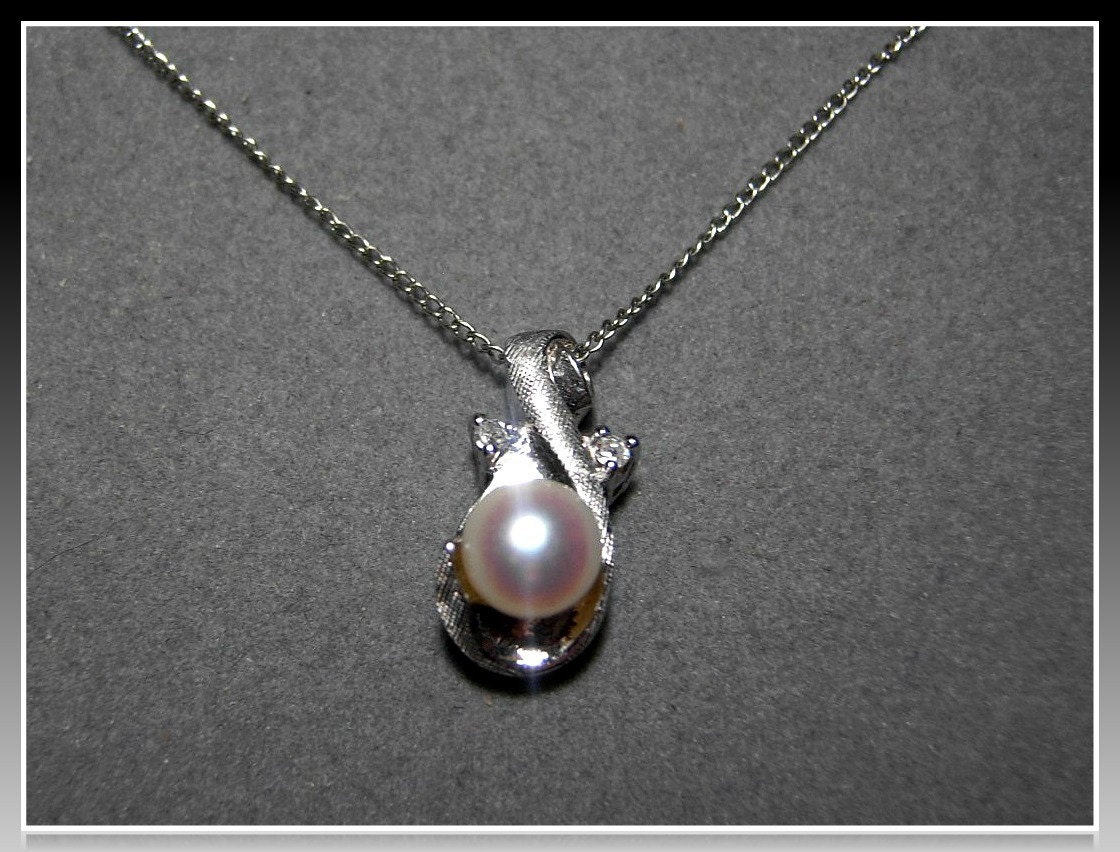 14k WG Pearl and Diamond Pendant with 14k Gold 15 inch Chain 3g