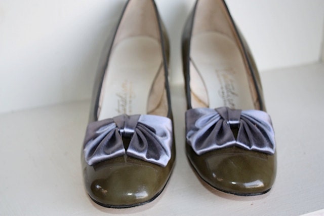 Vintage 1960's Patent Leather Pumps - taupe with blue satin bows, size 8.5