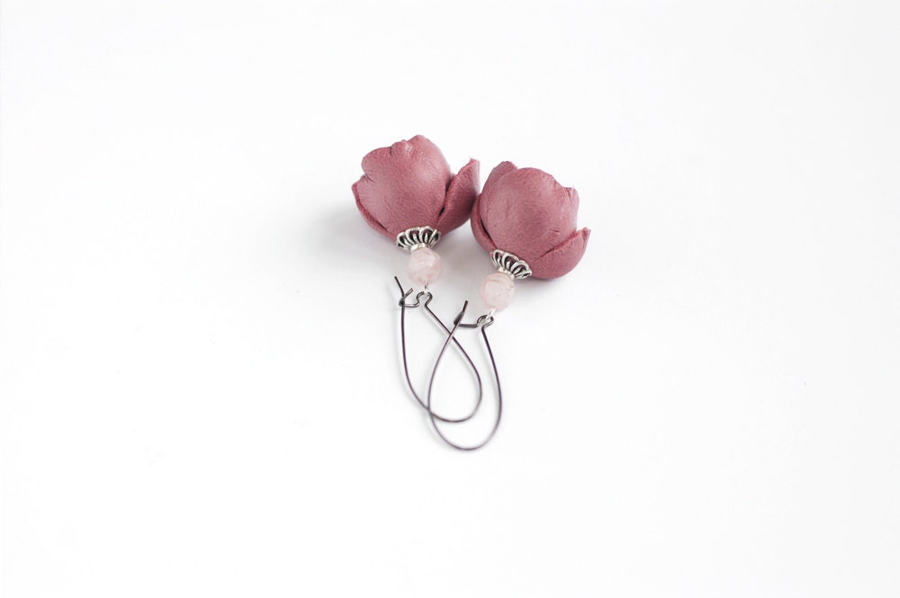 Modern style leather earrings in pink rose