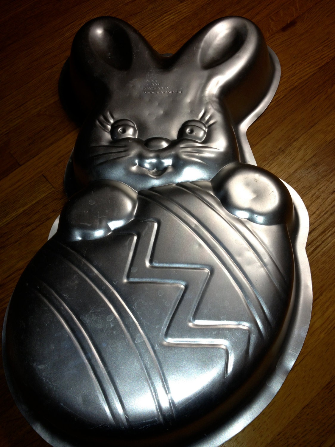 vintage 1992 Wilton party holiday Easter bunny with Easter egg cake pan 2105-4395