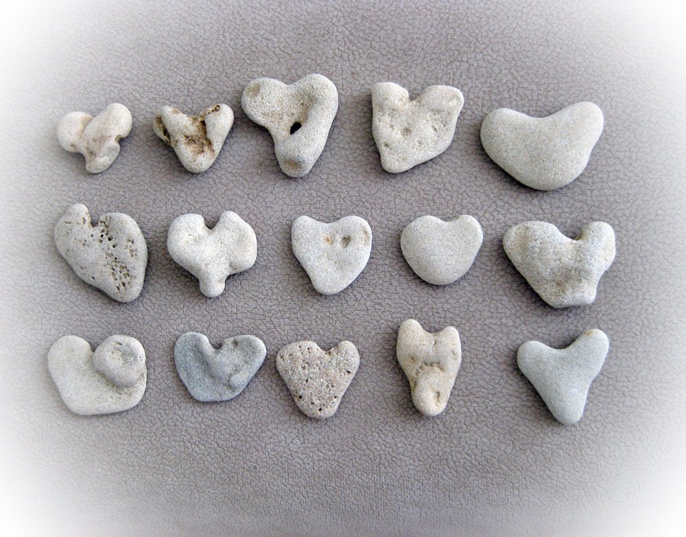 Wedding Favors Eco Friendly - 15 genuine natural heart shaped beach pebbles A