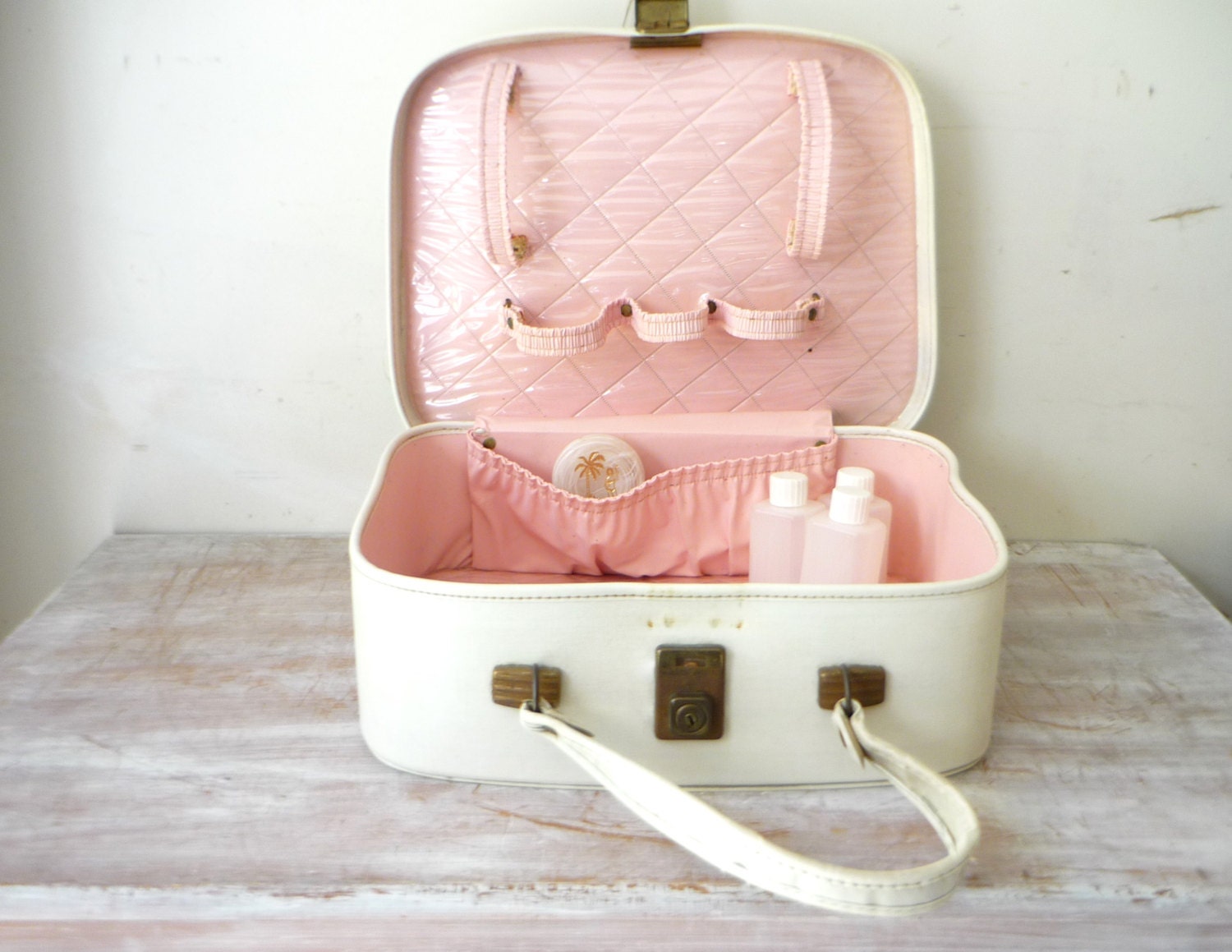 VIntage 1960s Beauty Case in Pearl White and Musk Pink