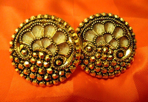 Round Golden Clip Earrings w. Art Nouveau/Deco Jet Cut Bead Design
