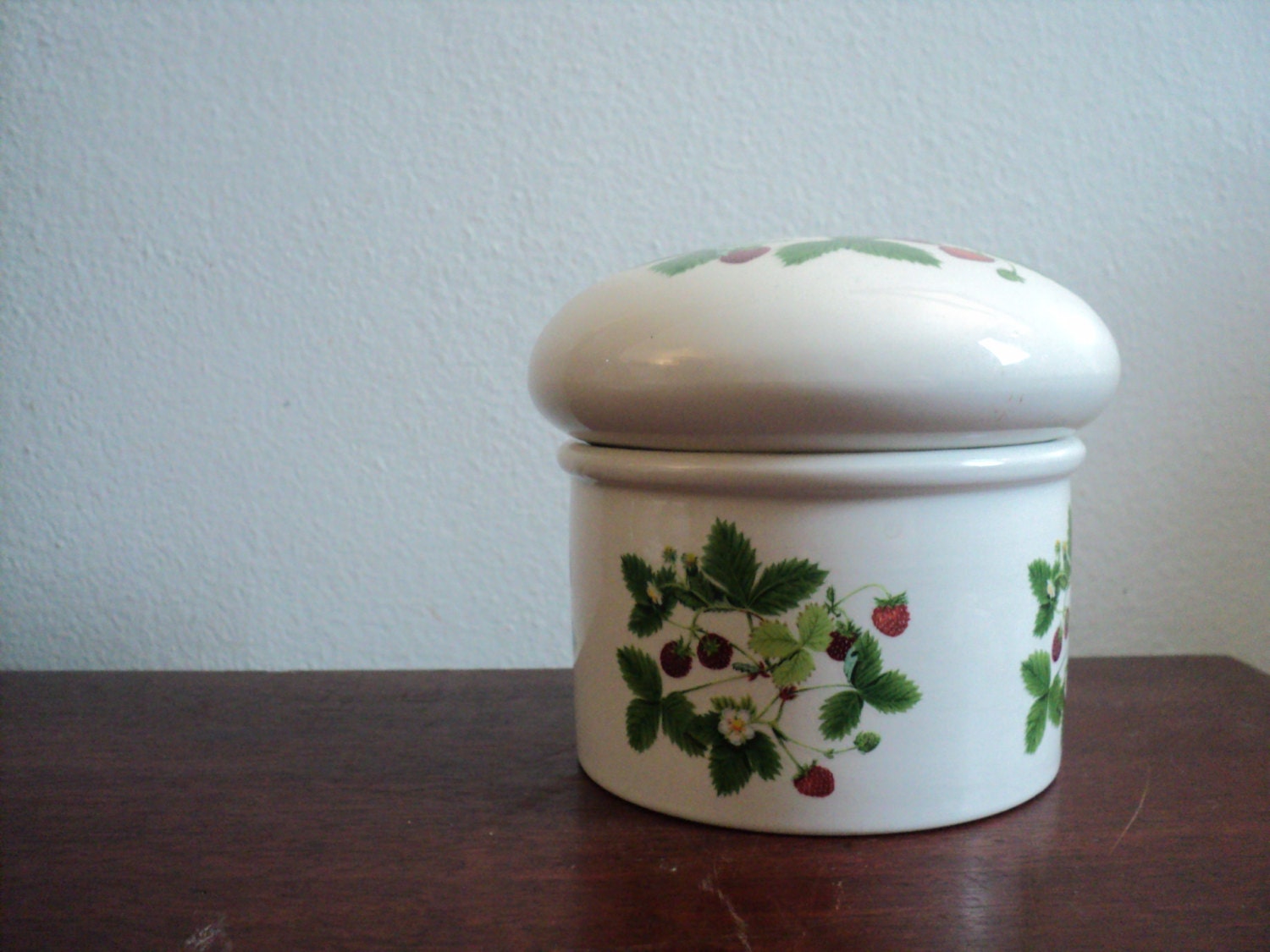 portmeirion Summer Strawberries domed storage jar canister