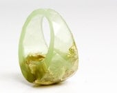 size 8 chartreuse round faceted eco resin ring featuring gold leaf flakes
