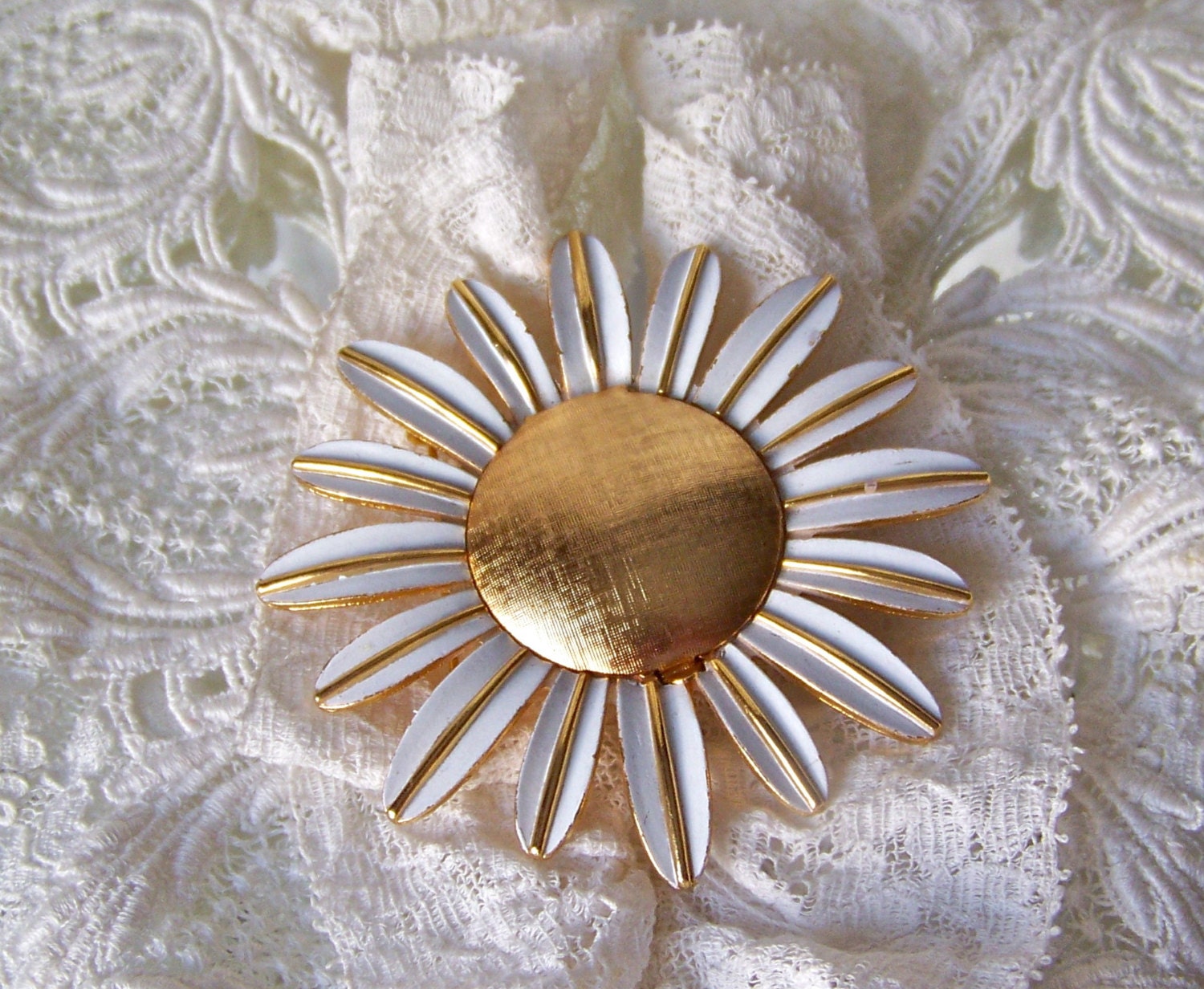Vintage Perfume Compact Daisy Brooch Avon