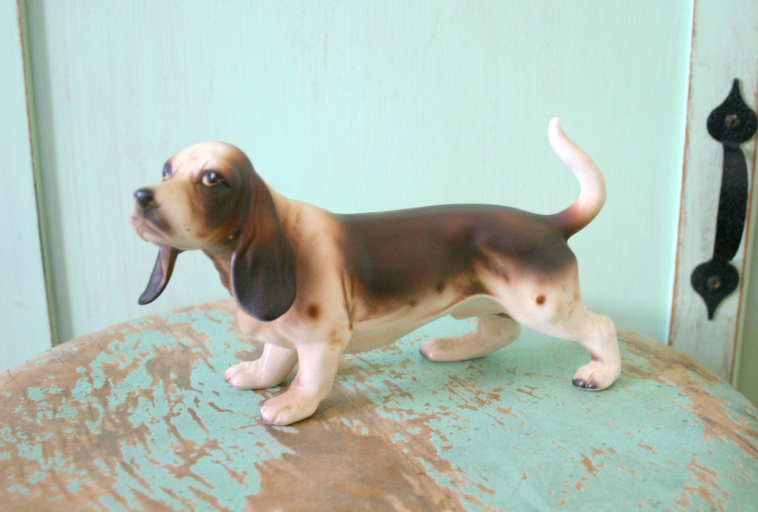 Vintage DOG LOVERS Figurine......ceramic dog. pet lover. kitsch. retro. brown dog. hound dog. housewares. home decor. figurine