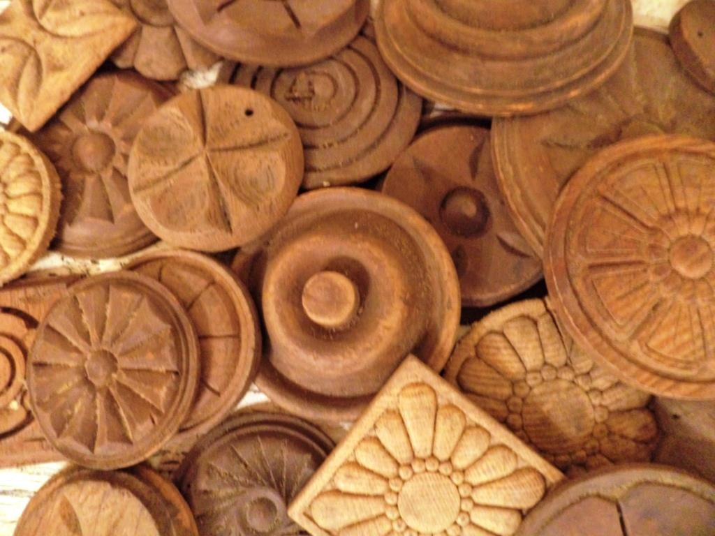 Vina Carved Wooden Moulding Applique -  Vintage Salvage Moldings - Decorative Wood Onlay Pieces