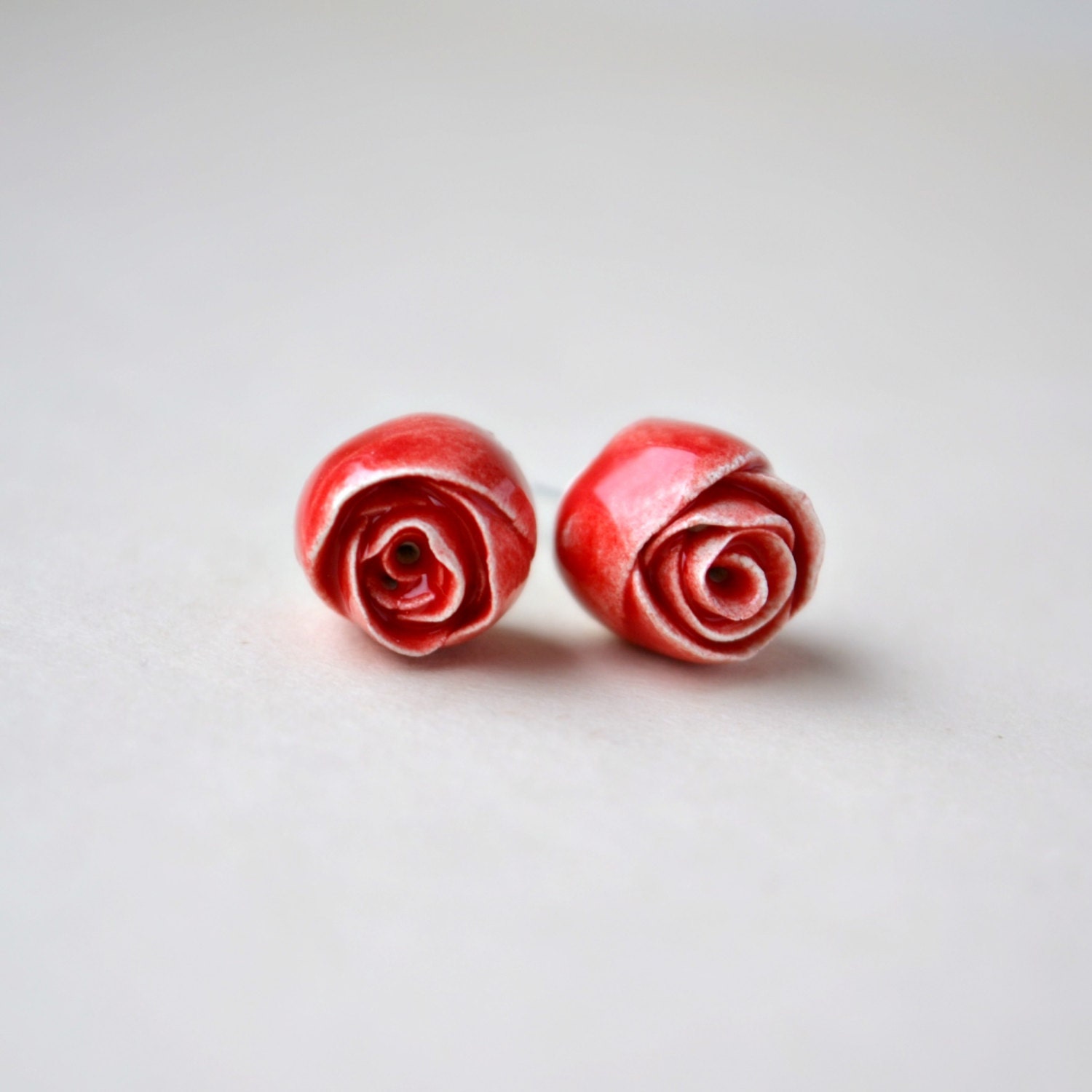 Romantic June rose - red rose earrings - ceramic rose flower post stud earrings - spring flower Etsy UK