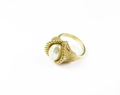 Vintage Sarah Coventry Ring / Vintage Faux Pearl Ring / Engagement Ring / Size 6.5 Ring - Bague de Perle de Faux.