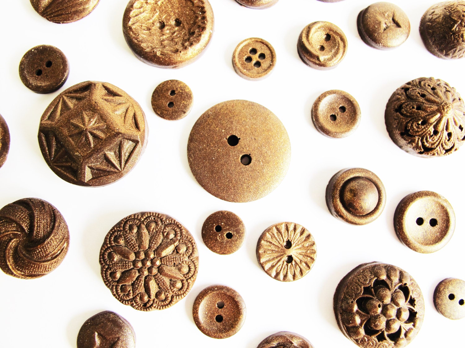 25 Edible Chocolate Buttons: Amber Gold