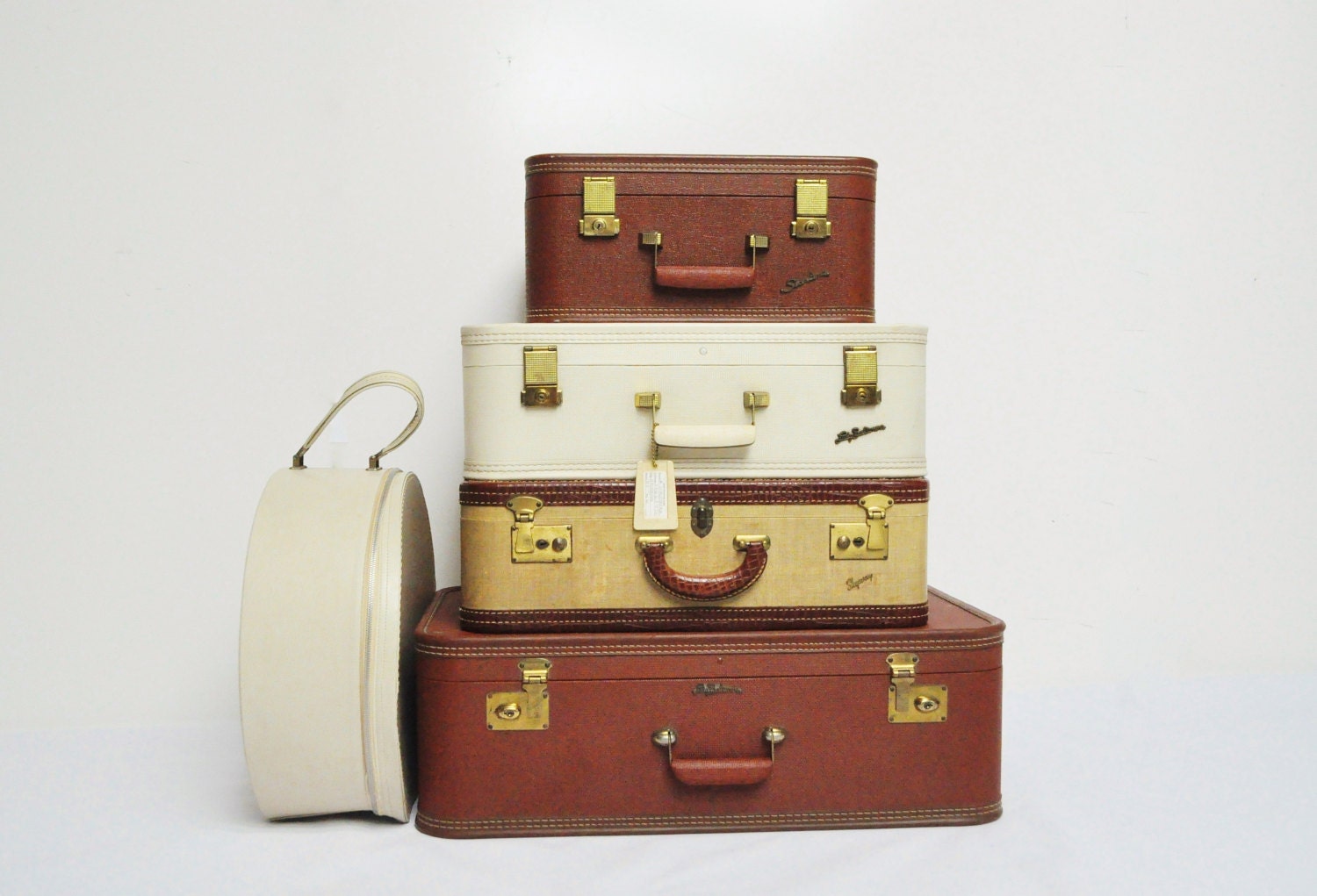 Mid-Century Lady Baltimore Suitcase - Off-White Suitcase