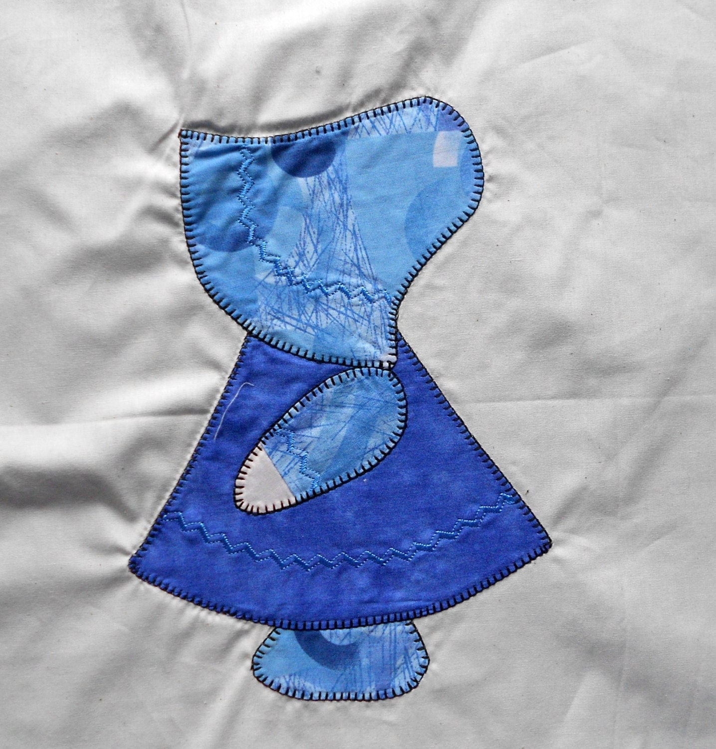 Beautiful Applique & Embroidered SUNBONNET SUE 12" Quilt Block Square No. 25