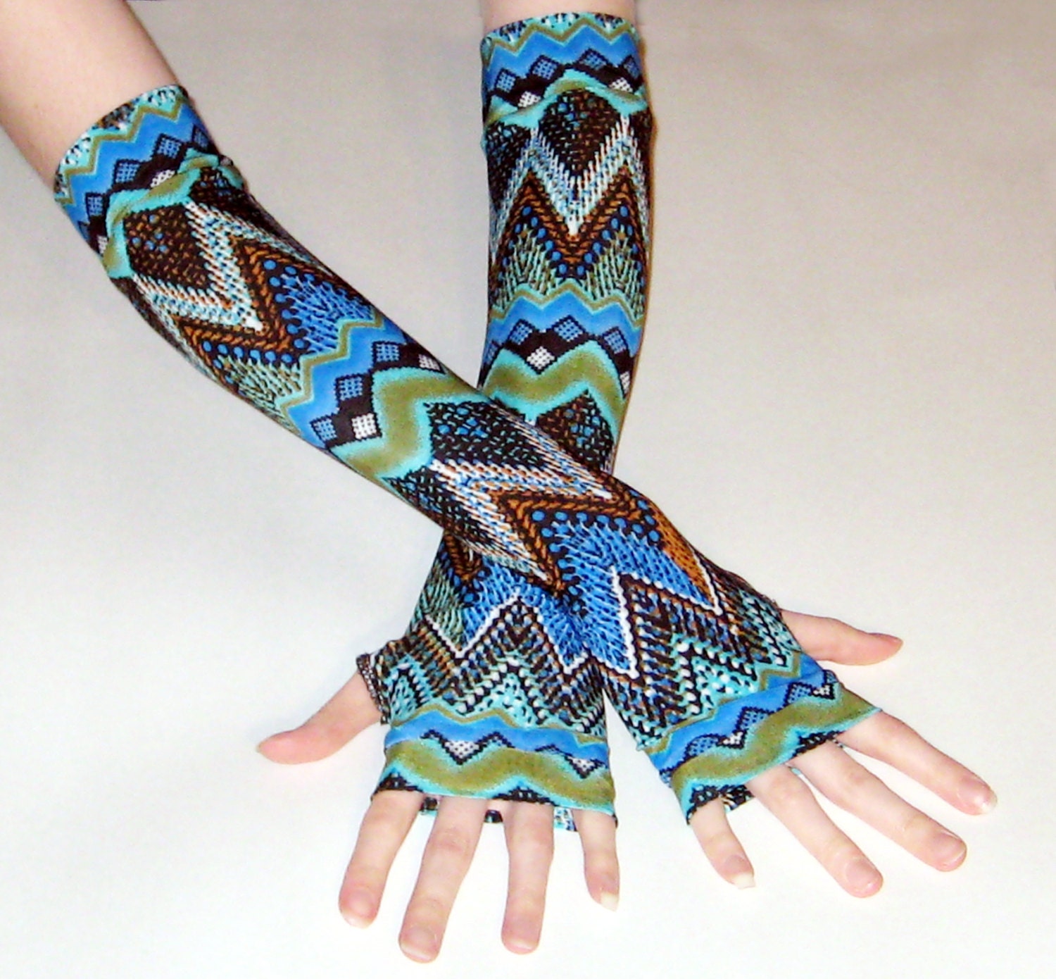 Atropine - Arm warmers made out of jersey knit fabric with a turquoise green zig zag tribal print - Handmade