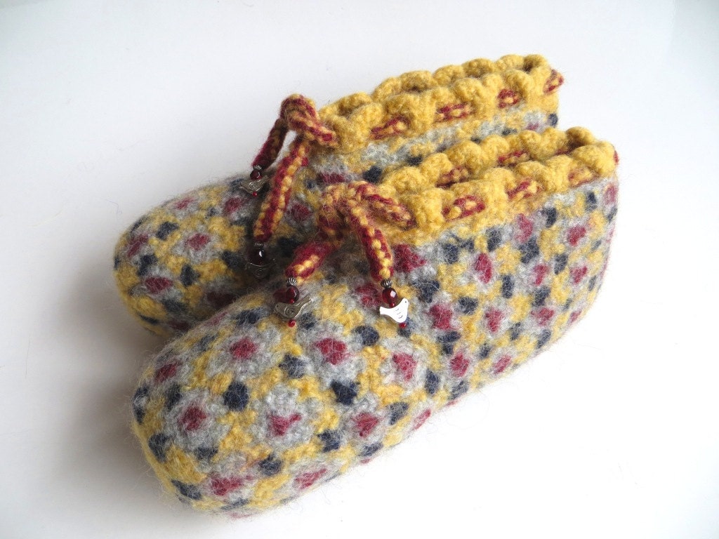 Felt slippers "The Happy Prince", size M, pure wool, Tibetan silver, glass beads, knitted, yellow, gray/grey, blue, red, OOAK, one of a kind