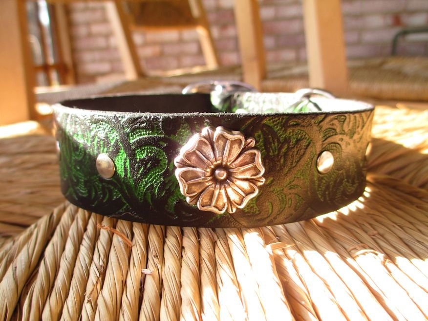 Forest Green and Black Leather Dog Collar.  1 1/4"   Embossed Western Vine Collar with Flower Concho. Size Medium or Large.
