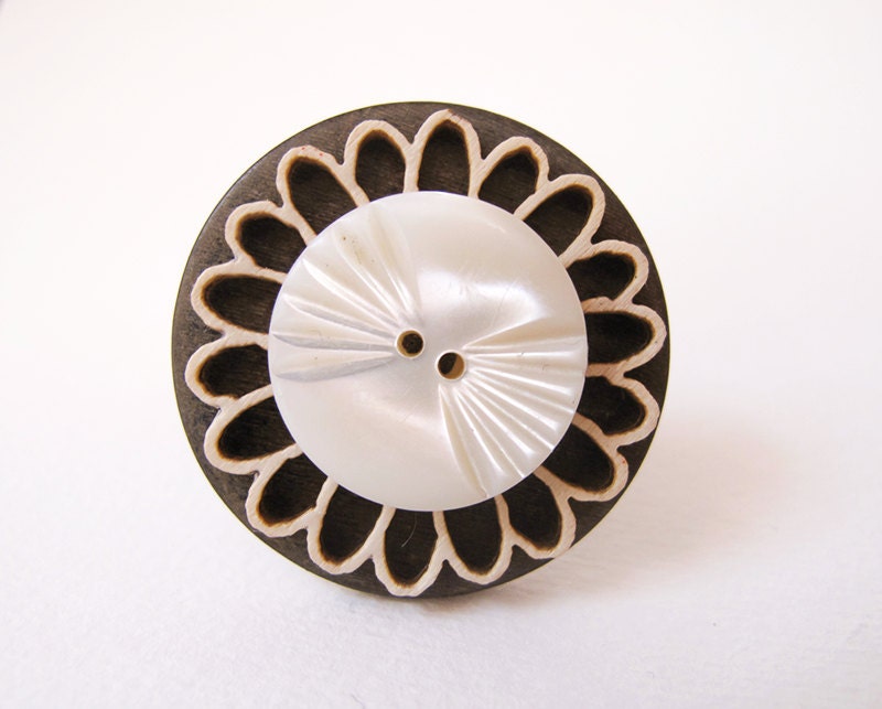 Original flower cocktail ring with vintage button on the top and decorative wooden shape - Mixed media jewelry by Lespetitsbuttons