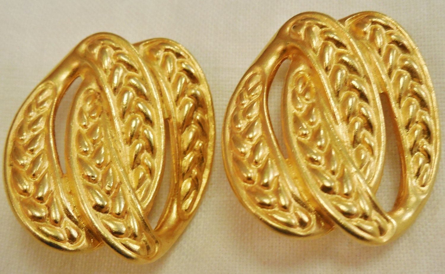 Vintage Clip On Earrings Lg. Goldtone Matte Finish Interlocking O's Wheat