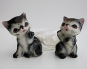 Vintage set of salt and pepper shakers - collectible figurine