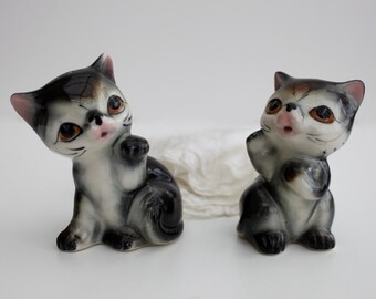 Vintage set of salt and pepper shakers - collectible figurine