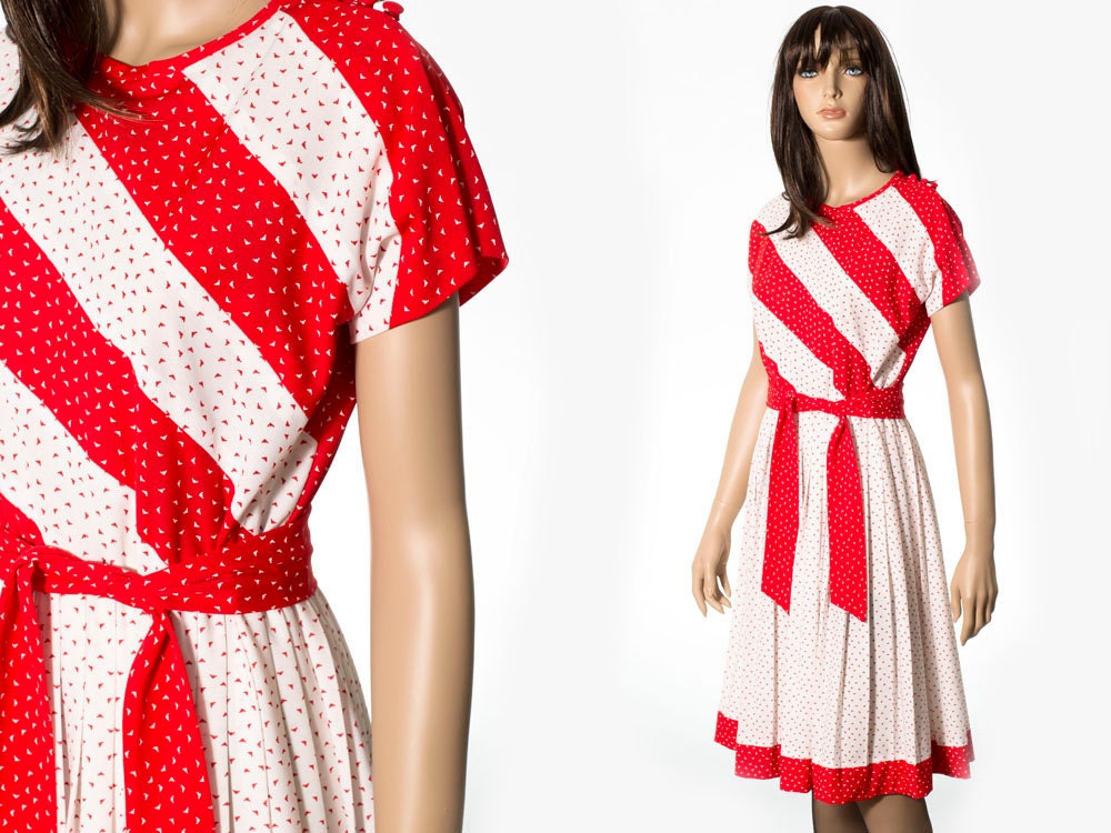 Vintage red and white dress size small. Short sleeve accordion skirt frock