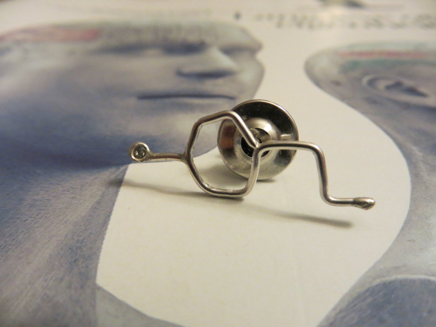 White wine molecule pinbrooch of silver, Let's toast on 2013