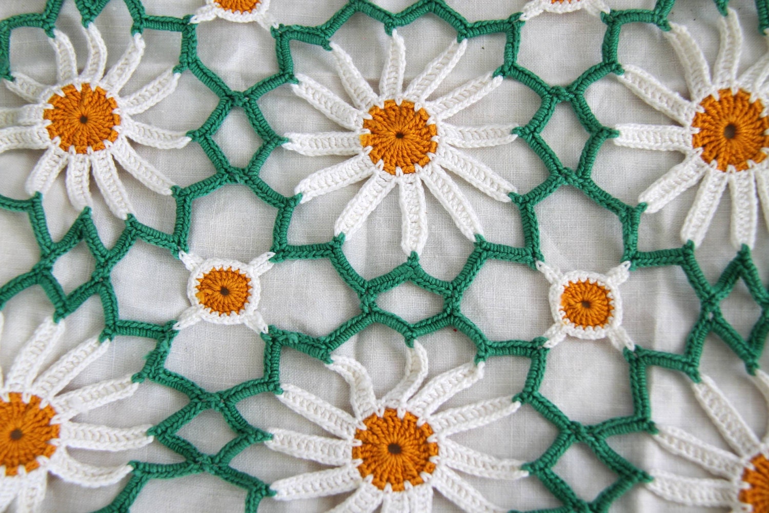 Crocheted Daisy Place Mats (set of 2) / Vintage Daisy Flower Crocheted placemats