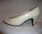 SAlE 50% OFF Vintage Evan Picone Leather Pumps 2 3/4" Heel size 7 1/2 N Shabby Chic Now Only 2 USD