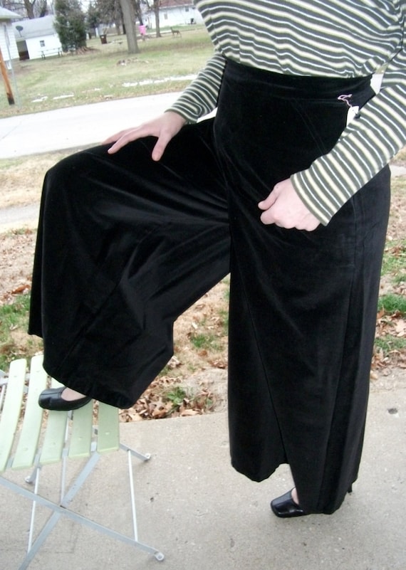 Vintage Black Cotton Velveteen Ladies Slacks "Elephant Bell Bottoms" NWT Vintage size 16 Only 10 USD