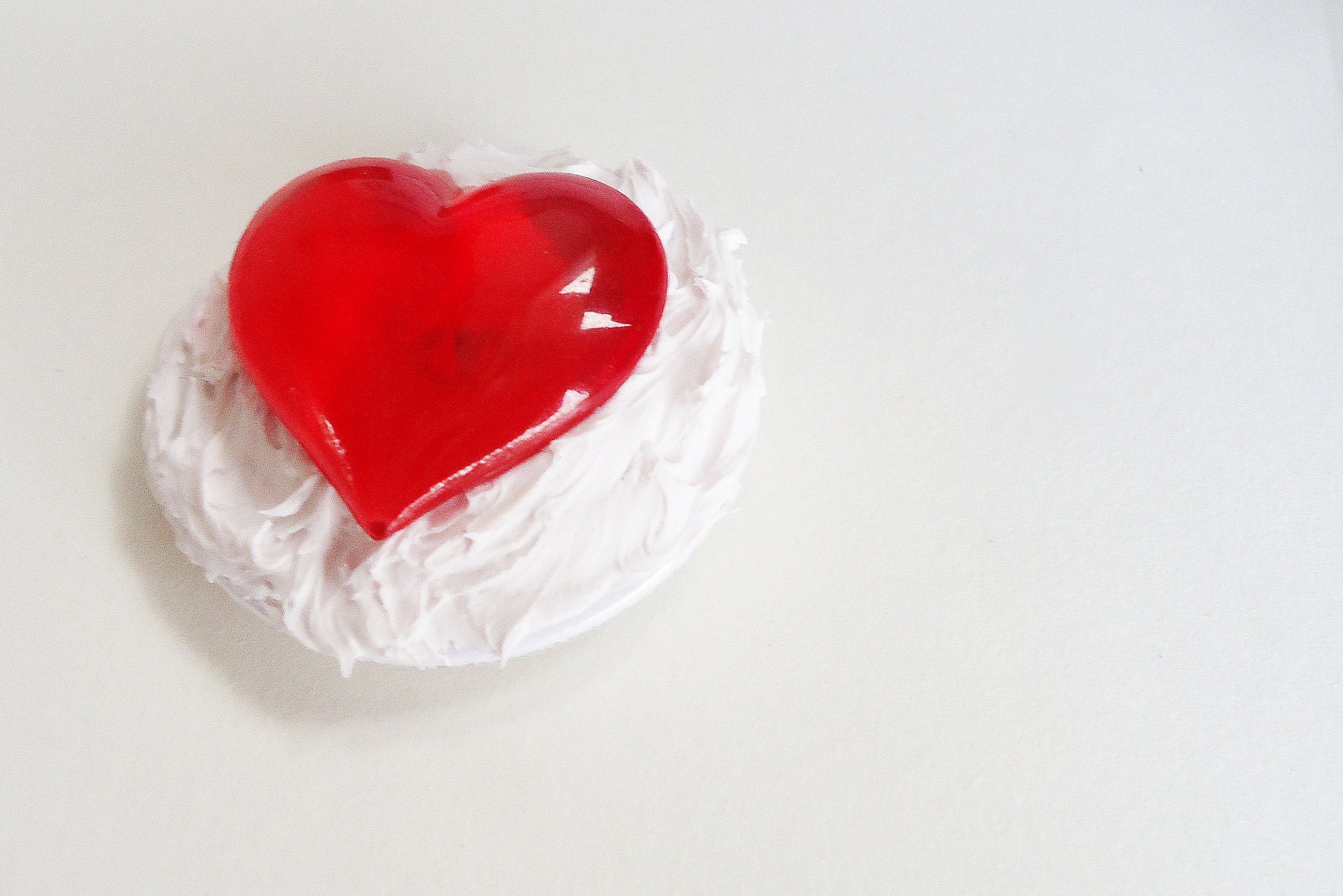 RED HEART PIN - deco den - 3.5cm