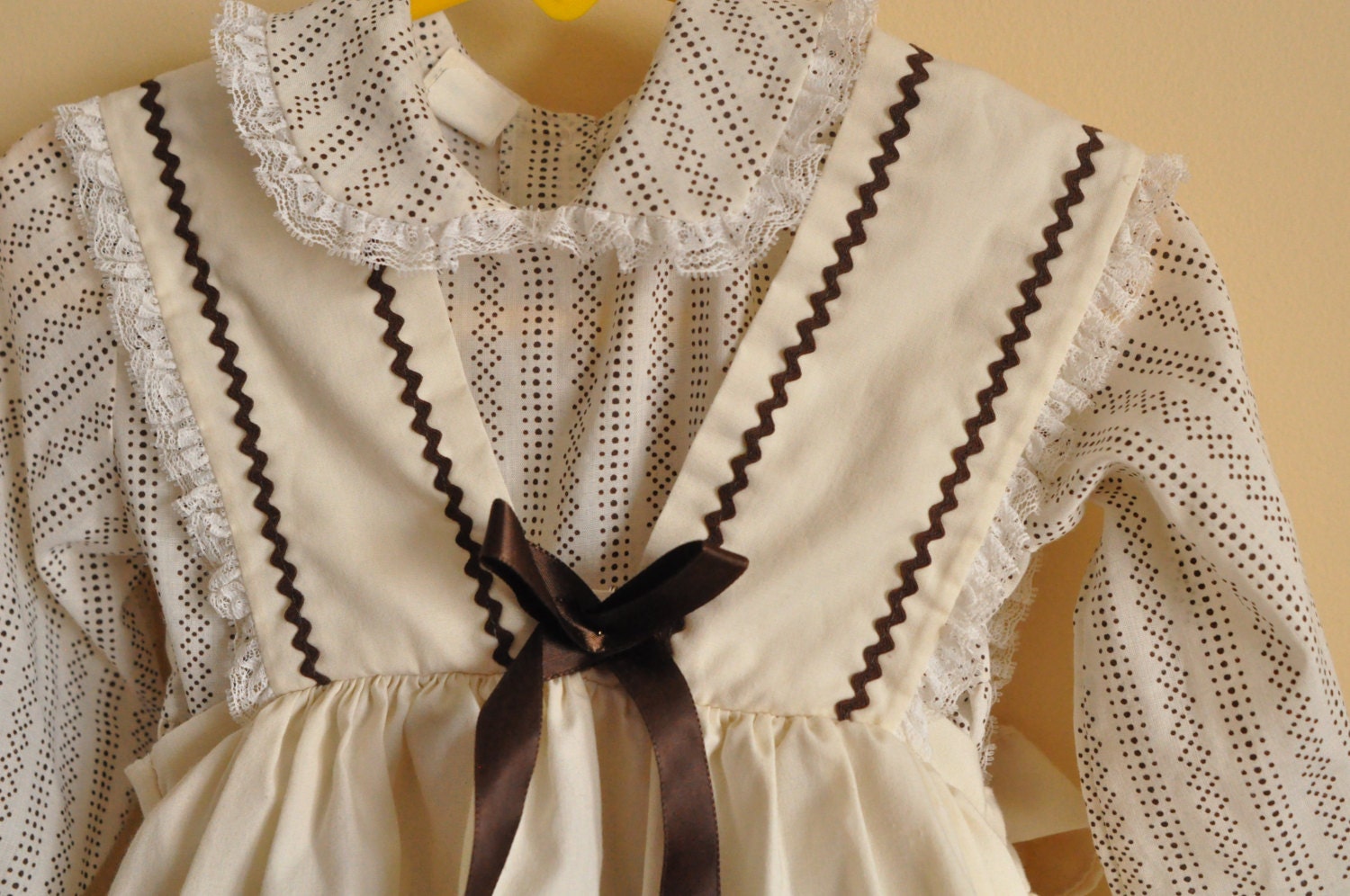 FREE US SHIPPING vtg toddler pinafore apron two piece dress, cream and brown, polka dots, frilly ruffles, 3t,