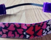 NOODLE HUGGER Non slip ribbon headband - red, pink, white hearts on black - 7/8 inch (running, working out, everyday: women and girls)