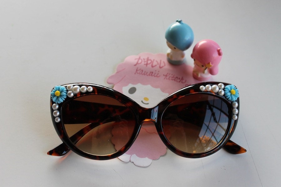 Turquoise Blue Daisy & Ivory Pearl on Tortoise Retro Cat Eye Sunglasses
