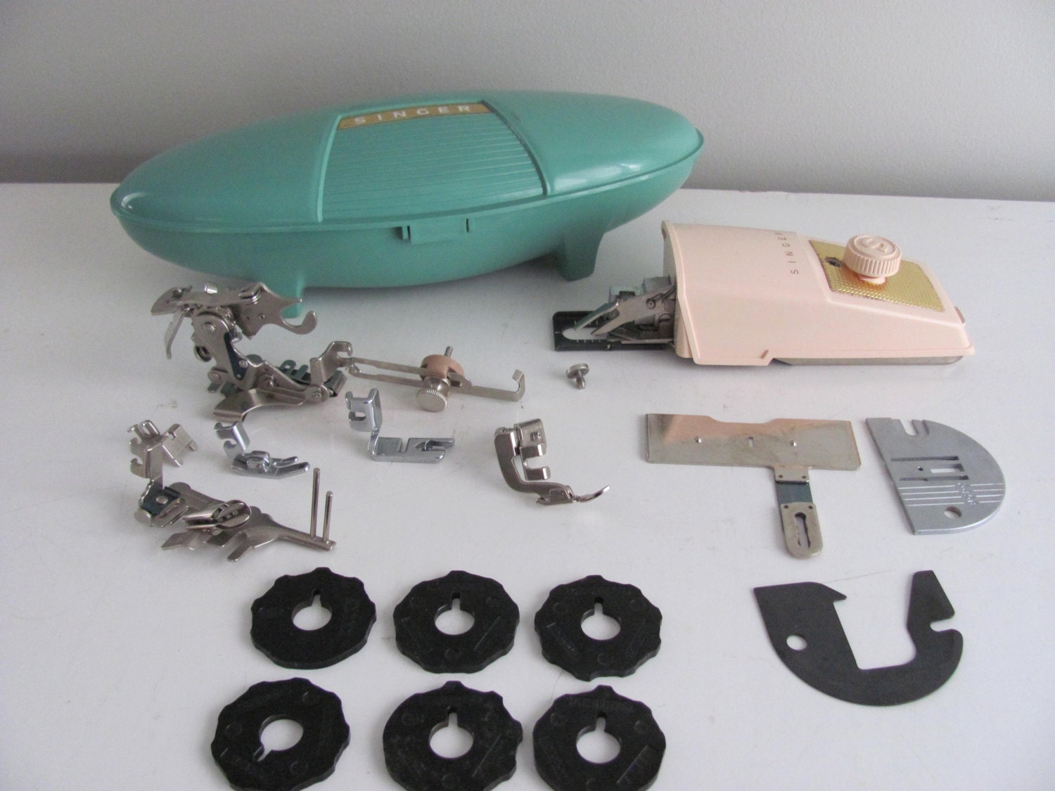 LOT Vintage Singer Sewing Machine Accessories Buttonholer, 7 assorted Feet, 6 Stitch Cams