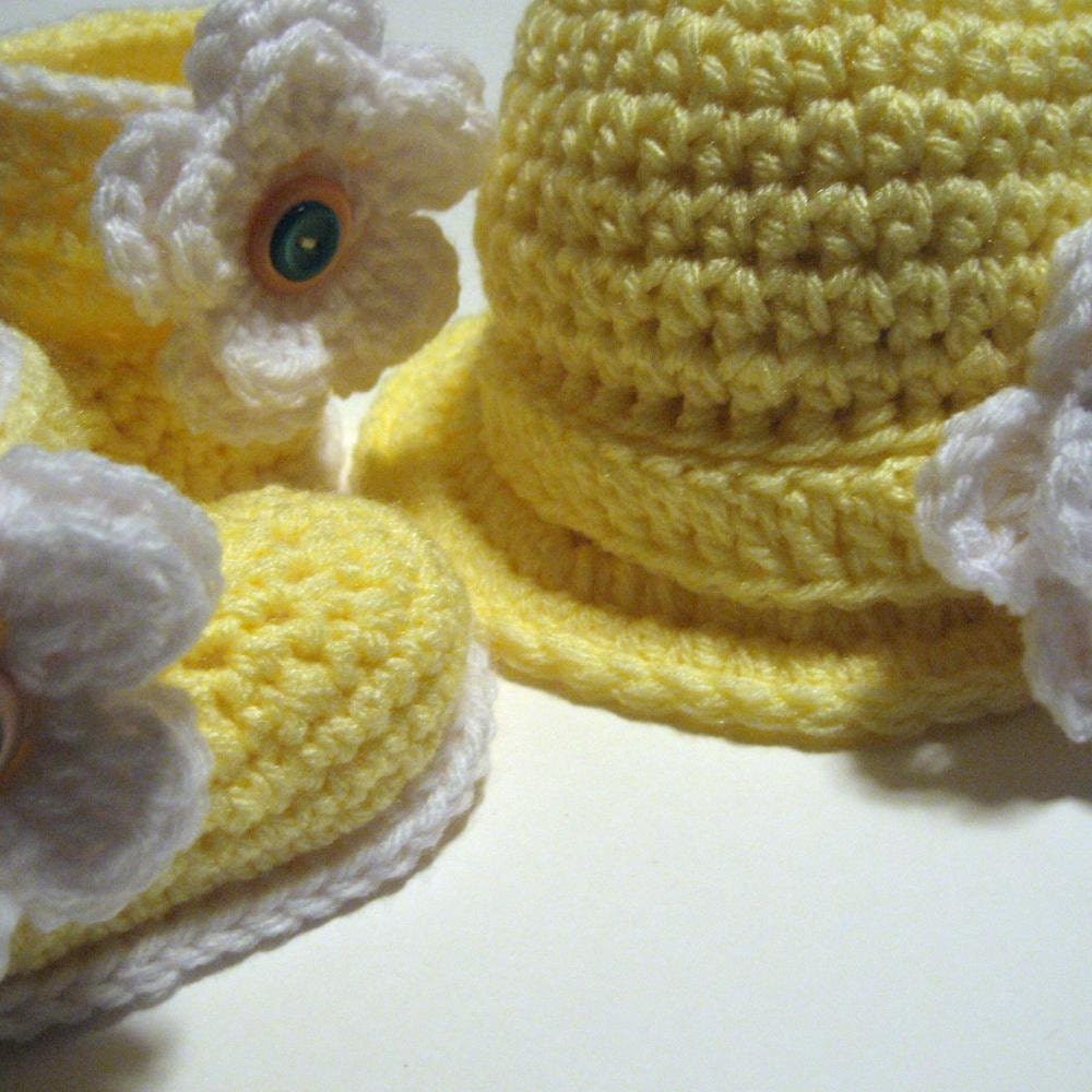 Baby girl newsboy hat and booties set.  Pastel Yellow  Crochet.  Ready to ship.  3 to 6 months.  Adjustable strap. Photo prop newsboy hat.