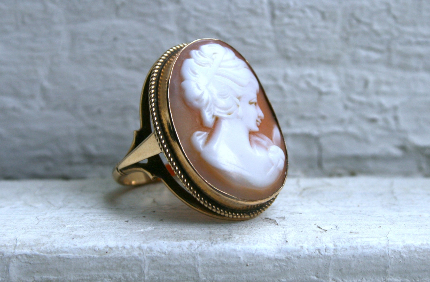 Vintage 9K Yellow Gold Shell Cameo Ring.